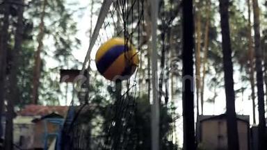 <strong>排球</strong>蓝黄球在森林的球场上触网. 下面的动作。 高清，1920x1080。